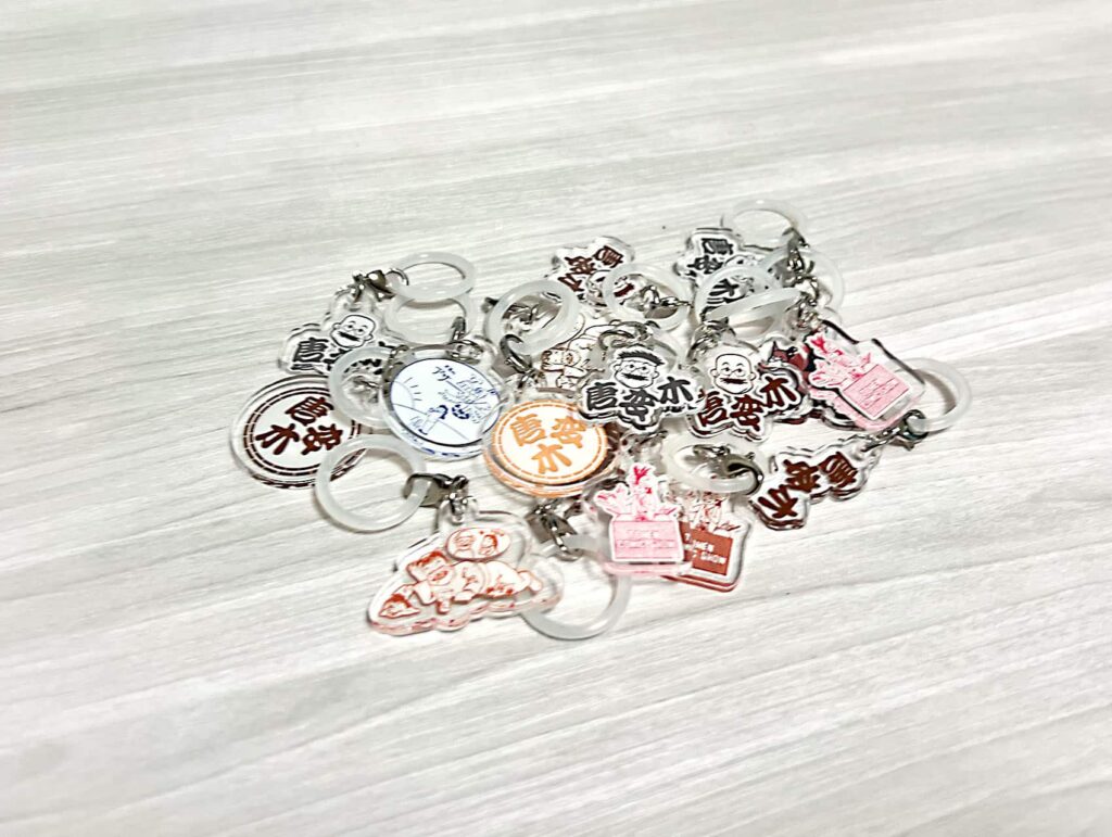 完成したアクリルチャーム